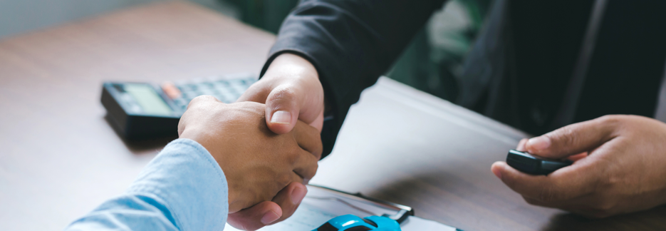 Accord de financement et poignée de main professionnelle